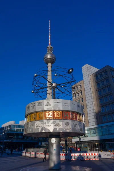 Zegar na terenie placu Alexanderplatz w Berlinie — Zdjęcie stockowe