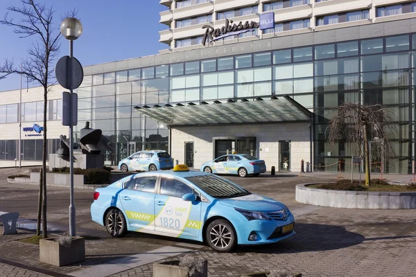 Inteligentna taksówka w pobliżu Radisson Blue Hotel — Zdjęcie stockowe