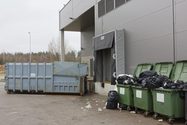 Volcado de basura y contenedores cerca de la tienda — Foto de Stock