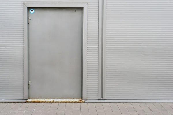 ประตูเกราะสีเทาบนผนังตลาด — ภาพถ่ายสต็อก