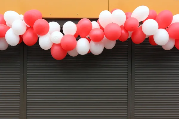 De krans van witte en rode ballonnen — Stockfoto