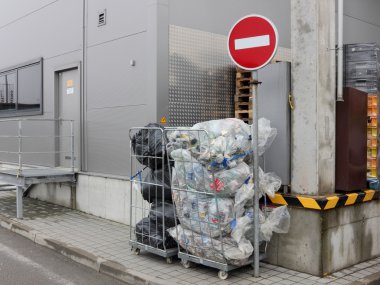 Kullanılan şişe ile plastik torbalar