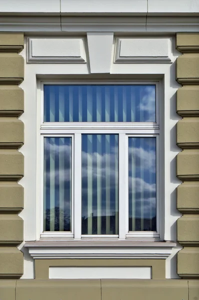Nowoczesne okna w odrestaurowanym starym domu — Zdjęcie stockowe