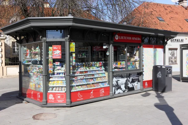 Moderní obchod na prodej novin a fastfood — Stock fotografie