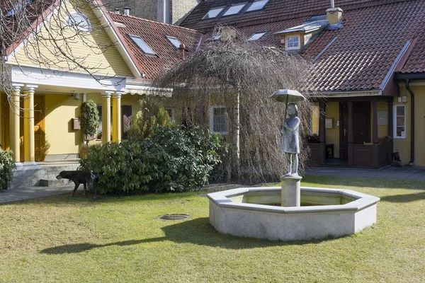 Fontaine et la sculpture de la jeune fille — Photo