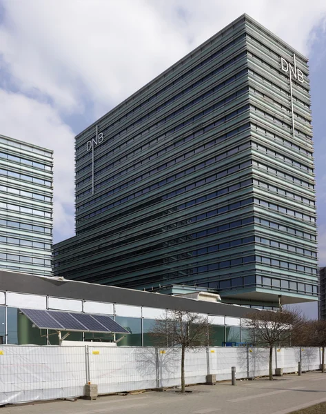 Panneau solaire utilisé dans l'immeuble de bureaux de la banque — Photo