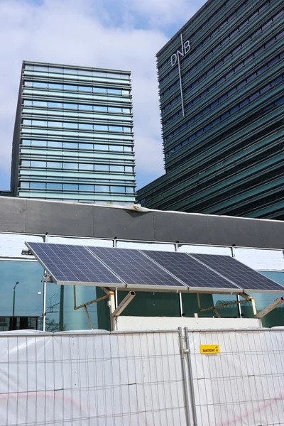 Panel słoneczny wykorzystywany przy budowie biura bankowego — Zdjęcie stockowe