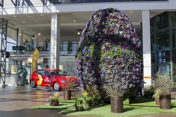 Grand oeuf de Pâques de fleur de printemps fraîche — Photo