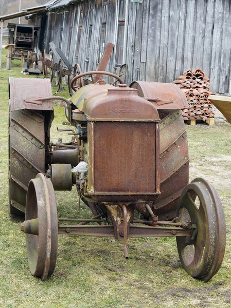 Rusty retro American tractor Fordson — 图库照片