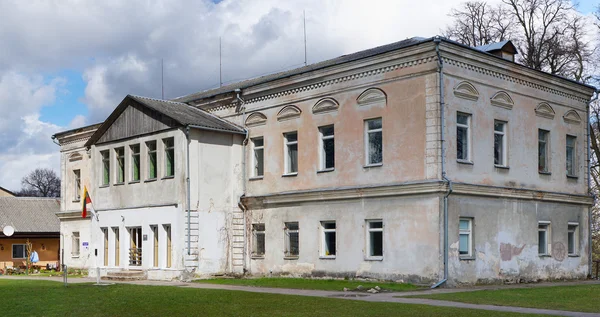 L'école abandonnée fermée dans un lieu historique — Photo