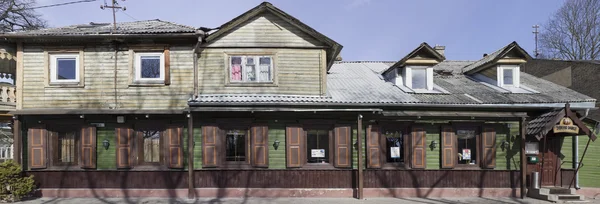 Bierrestaurant in houten huis — Stockfoto