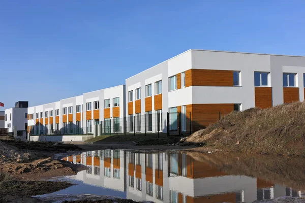 Piscina enorme vicino alla scuola — Foto Stock