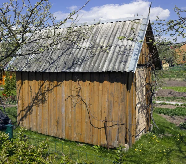 Zelfgemaakte schuur in lente tuin — Stockfoto