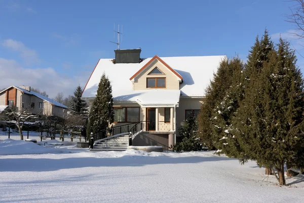 Casa y jardín en la nieve — Foto de Stock