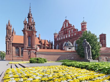 Şair Adam Mickiewicz için Granit anıtı