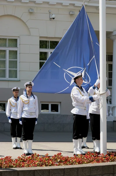 Seamens of Navy Förbered för högtidlig höjning av Nato flagga — Stockfoto