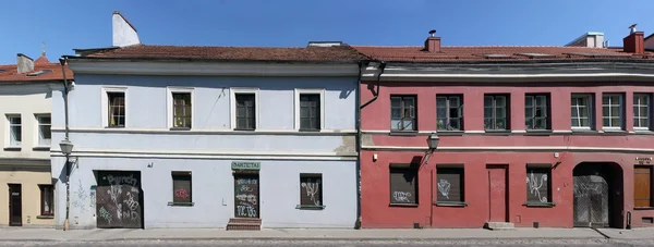 Häuser hinter der Flussstraße — Stockfoto