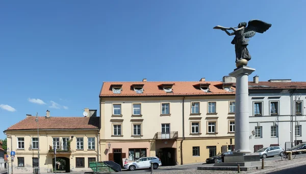 Скульптура ангела, трубящего в трубу — стоковое фото