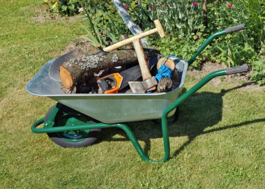 El arabası bir bahçe çim üzerinde olduğunu