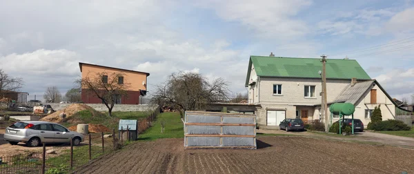 Ліжка весняні, тепличні та Сільські будинки — стокове фото