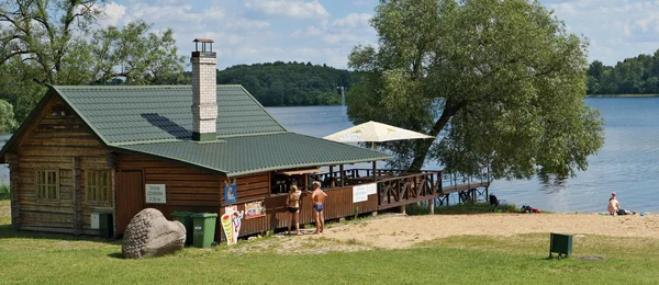 Bain rural et pub de bière sur la plage de sable — Photo