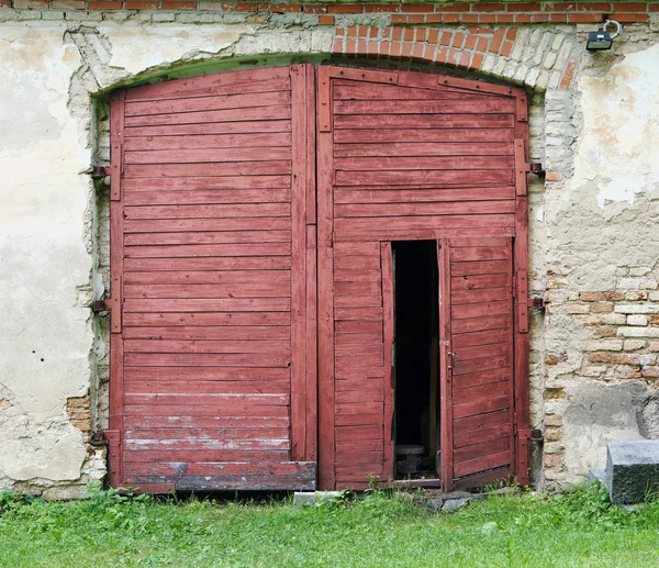 Rotes Holztor des alten Bauernschuppens — Stockfoto