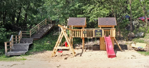 Parque infantil pago de madeira — Fotografia de Stock