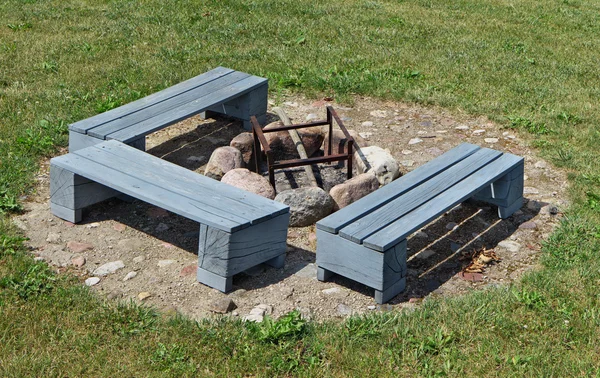 Lugar ideal para una barbacoa en una hierba verde de un césped de jardín —  Fotos de Stock