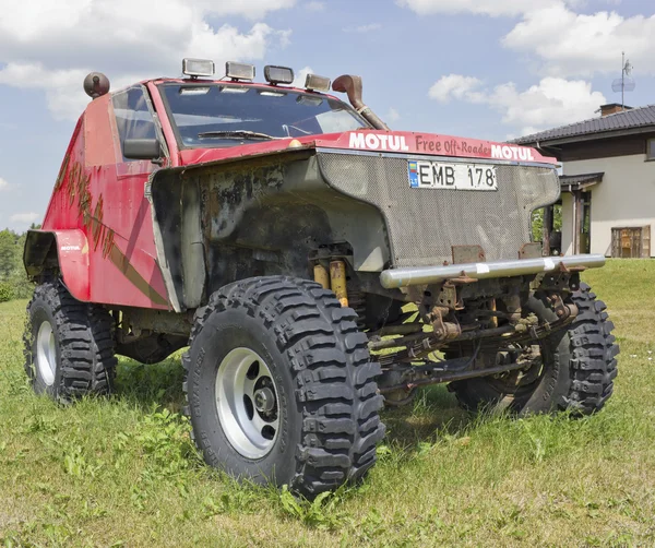 Handgemaakte gebroken auto in lavendel dorp — Stockfoto