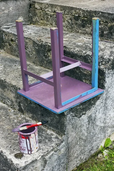 Nous peignons un tabouret bleu — Photo