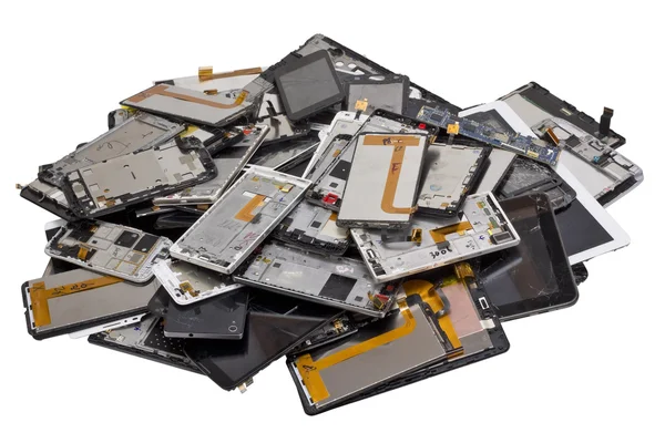 Куча разбитых телефонов изолирована — стоковое фото