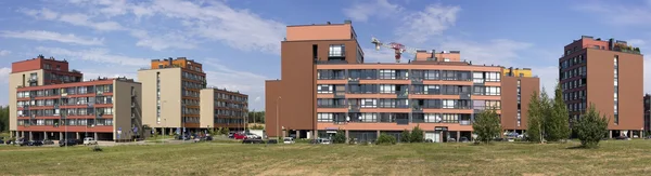 Uusi standardi punainen talo edullisia asuntoja — kuvapankkivalokuva
