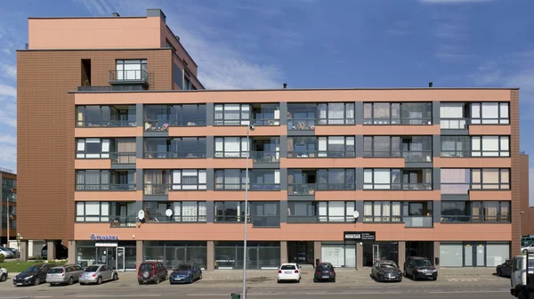 Yeni standart kırmızı düşük maliyetli daire ile ev — Stok fotoğraf