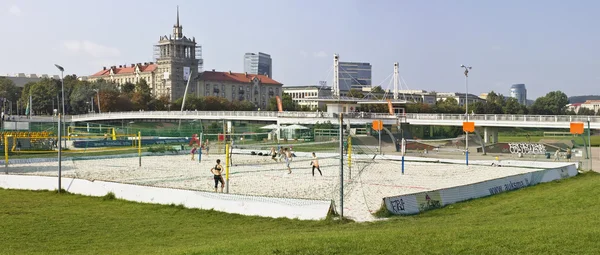Пляжный волейбол в городе — стоковое фото