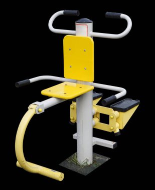 Okuldaki beden eğitimi için standart bir çelik spor salonu simülatörü. Siyahta izole edilmiş. Seri üretim