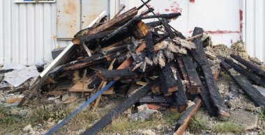 Yangından sonra, bir grup yanmış tahta kaldı.