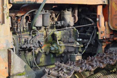 Eski ve güçlü bir traktörün kirli yağlı dizel motoru.