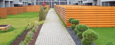 Modern standart modüler evlerin yakınındaki bireysel bahçeler ve çimenler. Seri üretim