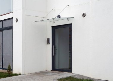 Modern bir ofis binasının yeni cam pencereleri ve kapısı 