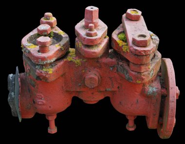 Eski bir buhar treninde üç tane yüksek basınçlı vana. Siyah üzerine izole edilmiş.