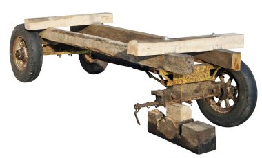 Kırık, yaşlı bir at arabasının tamir edilmesi beyaza izole edilmiş.