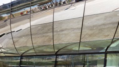 İş merkezinin camlarında şehrin sokaklarının yansımaları.
