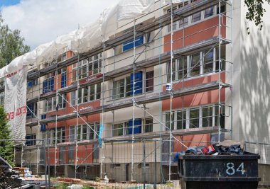 VILNIUS, LITHUANIA - 11 Temmuz 2020: Modern yapı malzemeleri ve teknolojileri kullanılarak basit bir toplu üretim dairesinin yenilenmesi