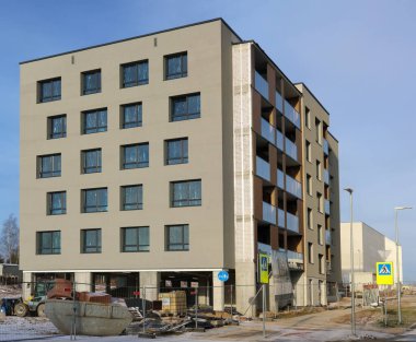 Modern standart seri üretim evlerinin tamamlanmamış inşaat sahası  