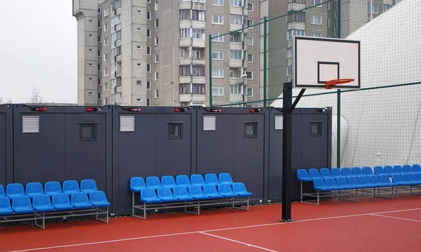 Голубые Пластиковые Скамейки Металлических Каркасах Возле Нового Стадиона Современной Баскетбольной — стоковое фото