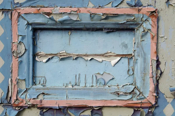 窓の近くに古い青の割れた塗料 — ストック写真