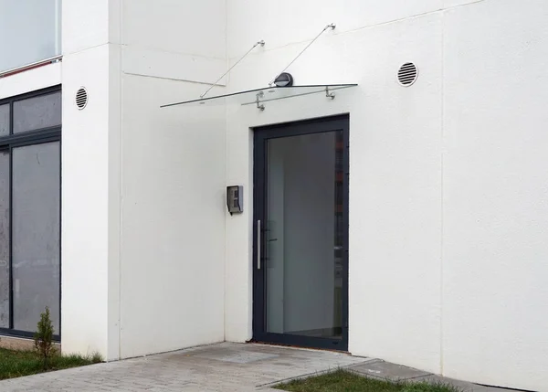 Jendela Kaca Baru Dan Pintu Gedung Perkantoran Modern — Stok Foto