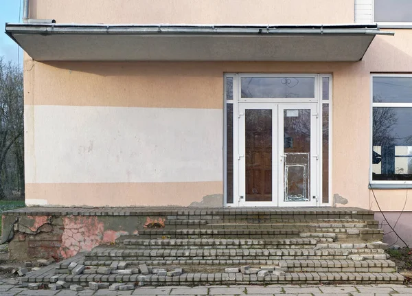 Alte Fenster Und Türen Aus Kunststoff Und Zerstörte Steintreppe — Stockfoto