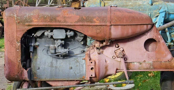 生锈的老式小型拖拉机柴油机涂上了红色 — 图库照片