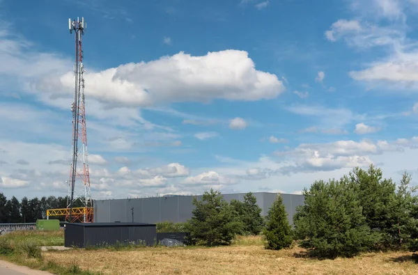 Uma Torre Com Equipamento Comunicação Móvel Lado Grande Armazém Comercial — Fotografia de Stock